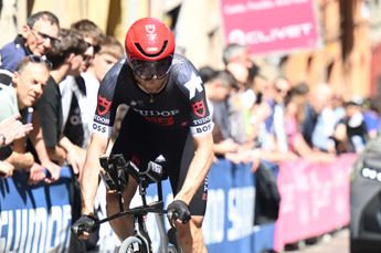 Alexander Krieger, de Tudor, gravemente herido tras su caída en el tramo final del peligroso descenso del Giro de Italia