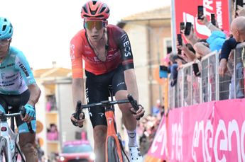 INEOS tuvo que parar a Arensman en la etapa del sterrato del Giro porque el ritmo era bestial: "Evitó atques, pero le dije que se lo tomara con calma"