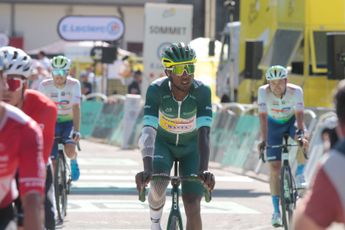 Biniam Girmay, agradecido con su equipo tras la victoria en la clasificación por puntos en el Tour: "Hemos dado todo"