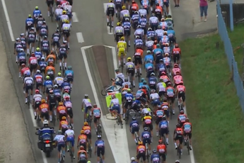 VÍDEO: ¡Una caída de Pello Bilbao y dos corredores de Movistar Team en una isleta casi se lleva también a Tadej Pogacar!