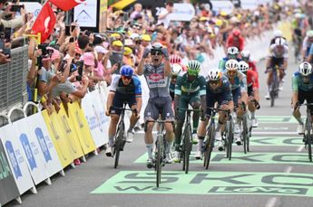 Jasper Philipsen se lleva el último esprint del Tour de Francia 2024 tras un gran lanzamiento de Mathieu van der Poel
