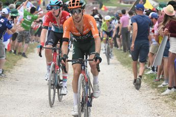 Simon Yates también critica al Tour de Francia por el gravel: "La última vez que lo comprobé, practicábamos ciclismo de carretera"