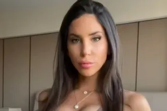 /dames/billenkoningin-jen-selter-zet-haar-pronkstuk-nog-maar-eens-in-de-spotlights-fotos