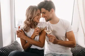 /lifestyle/onderzoek-koppels-die-samen-in-de-drank-vliegen-zijn-gelukkiger