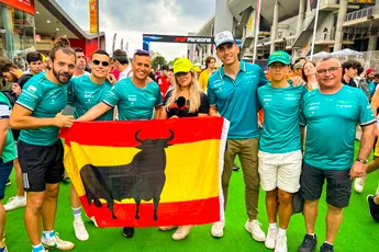 Sasha ging op zoek naar knettergekke F1-fans en vond ze in het zonnige Barcelona