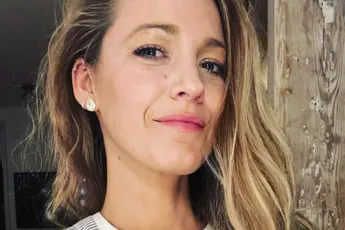 Actrice Blake Lively zet Instagram in vuur en vlam met fotoshoot in rode bikini