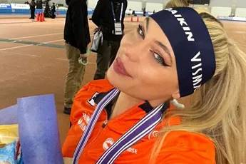 Met of zonder Jake... Jutta die haar schaatspakje openritst, da's altijd interessant (foto's)