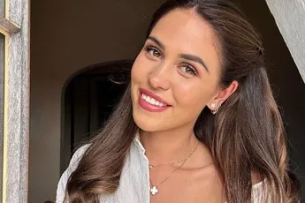 /adver/in-dubai-kun-je-nu-gewoon-in-bikini-rondlopen-en-dus-voegt-sarah-puttemans-de-daad-bij-het-woord