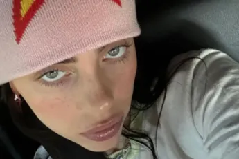 Billie Eilish onthult de pikante dingen die ze doet voor de spiegel en waar ze haar tong het liefst steekt