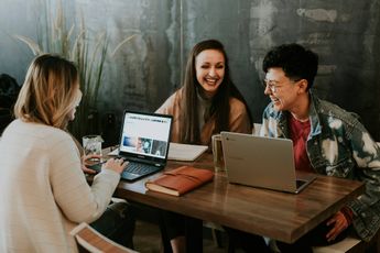 Gen Z-werknemers weten blijkbaar niet hoe ze zich op het werk moeten kleden: "Ze laten zich leiden door sociale media"