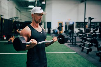 Personal trainer onthult de meest voorkomende fouten bij het trainen van de biceps en hoe je deze kan vermijden