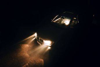 Veel Belgische automobilisten gebruiken hun mistlichten verkeerd: dit zijn de regels die je moet volgen