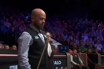 /sport/luca-brecel-zorgt-op-wk-snooker-voor-irritatie-bij-andere-spelers-en-wel-om-een-heel-bijzondere-reden