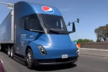 /wheels/pepsis-tesla-semi-truck-gespot-het-ontwerp-en-het-indrukwekkende-rijbereik-verbaast-iedereen