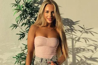 Emma onthult meest gênante moment in haar leven: "Flashte in bomvol vliegtuig mijn bloemkolen!"