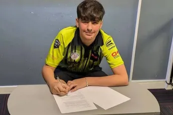 Dartswonder van 14 verpulvert record van Luke Littler en kroont zich tot jongste WDF-winnaar ooit