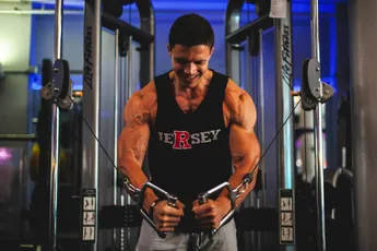 Slechts één keer per week aan krachttraining doen: nutteloos of juist slim?