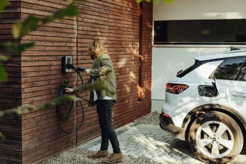 /wheels/dit-betaal-je-in-belgie-jaarlijks-om-je-elektrische-auto-thuis-te-laden-door-slimmer-te-laden-kan-je-nog-besparen