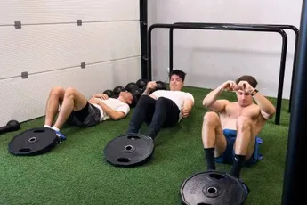 /lifestyle/man-die-amper-sport-doet-de-ultieme-test-kan-je-een-sixpack-krijgen-door-een-maand-100-sit-ups-per-dag-te-doen