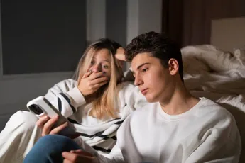 /lifestyle/mensen-zijn-verdeeld-over-de-vraag-of-deze-controversiele-daad-telt-als-vreemdgaan