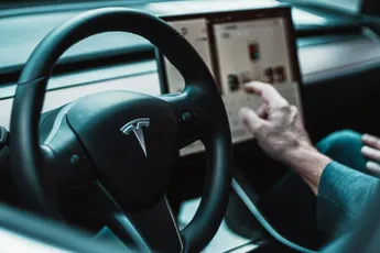 Tesla-bestuurder deelt angstaanjagende dashcambeelden van crash, seconden nadat FSD onverwacht werd uitgeschakeld