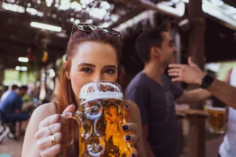 Dokter deelt de vier waarschuwingssignalen die bewijzen dat je verslaafd bent aan alcohol