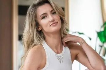 /dames/lekker-lekker-onze-favoriete-tv-kok-steffi-vertriest-pakt-nog-eens-uit-met-snikhete-strandfotos