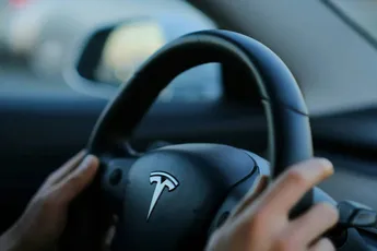Tesla-eigenaar toont hoe autopilot van zijn wagen grandioos faalt: "Dit was levensbedreigend"