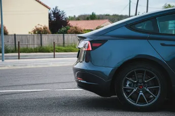 Vergelijking tussen nieuwe en ‘versleten’ Tesla onthult verrassende waarheid: "De mythe kan in de vuilbak"