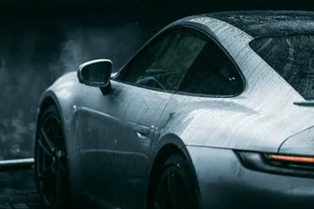 Belg hangt bijzondere nummerplaat op zijn Porsche: "Eén lettertje verschil, en dan..."