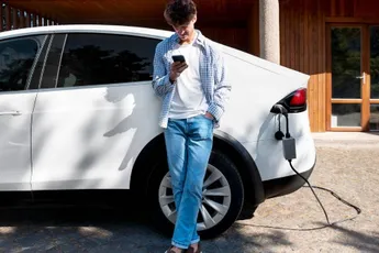 /wheels/de-kosten-van-elektrisch-rijden-wat-geven-belgen-jaarlijks-uit-aan-laadpalen-en-stroom