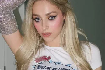 Camille Dhont is jarig! Wij bouwen een feestje met enkele van haar lekkerste bikini- en badpakfoto's