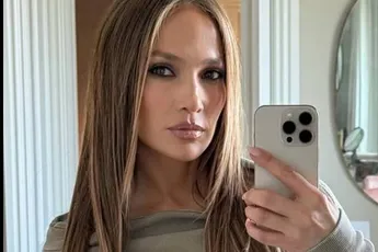 Jennifer Lopez bewijst nog eens haar tijdloze schoonheid in bikini: "Ik sta gewoon in brand!" (foto's)