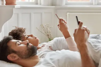 /lifestyle/liever-scrollen-dan-rollebollen-dit-gigantisch-percentage-mensen-speelt-liever-met-hun-telefoon-dan-met-hun-partner
