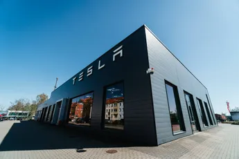 /actua/waanzinnig-bedrag-dat-je-vandaag-zou-hebben-als-je-10000-dollar-in-tesla-had-geinvesteerd-toen-elon-musk-de-robotaxi-aankondigde