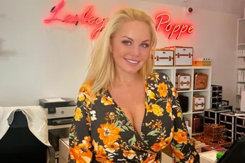 Lesley-Ann Poppe heeft nieuwe extensions en dan haalt ze duidelijk haar innerlijke stoeipoes nog eens boven