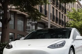 /actua/belgische-tesla-eigenaar-lokt-flink-wat-commentaar-uit-met-zijn-bijzondere-nummerplaat