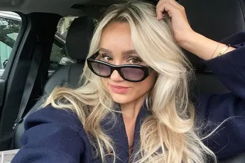 /dames/amy-sonck-poseert-in-een-doorschijnende-jurk-en-daar-heeft-het-internet-wel-iets-over-te-zeggen-fotos
