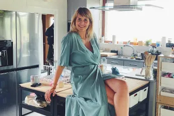 Eva Daeleman toont haar 'zachte buik en gek navelputteke': "Just wear the damn bikini, babe!" (foto's)