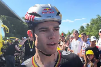 Opvallende gast volgt Van Aert en co tijdens rustdag in Tour en schrikt zich rot: "Dat is écht gevaarlijk!"