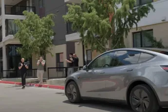 Elon Musk maakt belofte waar: beelden tonen hoe Tesla autonoom van fabriek naar nieuwe eigenaar rijdt