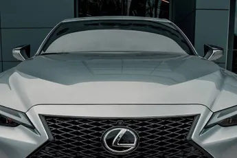 Belgische Lexus-eigenaar verbaast met bizarre nummerplaat: "Is dat zijn paswoord?"