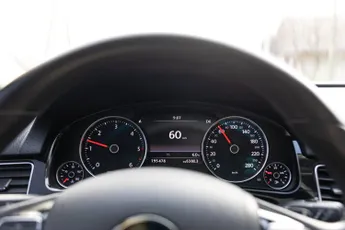De verrassende reden waarom auto's snelheden op de teller hebben die ze nooit kunnen halen