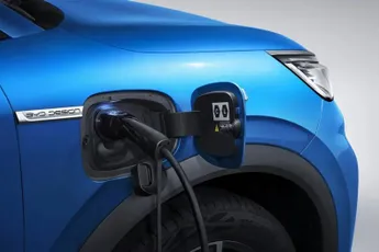 Man test nieuwe 1.000 kW Megawatt EV-oplader van BYD om te zien of hij sneller is dan tanken met benzine