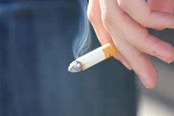 /lifestyle/verbijsterende-fotos-tonen-gelaatsverschillen-tussen-identieke-tweelingen-waarvan-de-ene-rookt-en-de-andere-niet