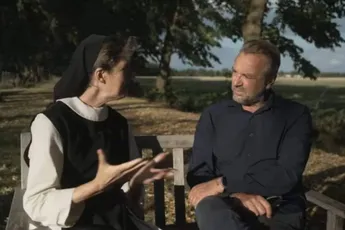 Tom Waes trekt het klooster in en wordt hard aangepakt door zuster José: "Je zult moeten boeten!"