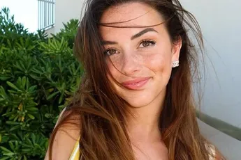 'Grappigste vrouw van België' (en bloedhete) Shauna Dewit zet haar 'kroonjuwelen' in de etalage (foto's)
