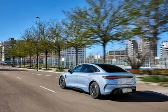 Iemand die voor de eerste keer met een elektrische auto rijdt deelt zijn eerlijke reactie na een testrit
