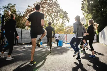 /lifestyle/zoveel-minuten-beweging-per-week-heb-je-echt-nodig-om-fit-en-gezond-te-blijven-volgens-experts
