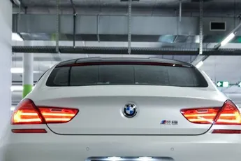 Vlaamse BMW-rijder steelt de show met geniale nummerplaat: "Meest originele die ik ooit zag!"